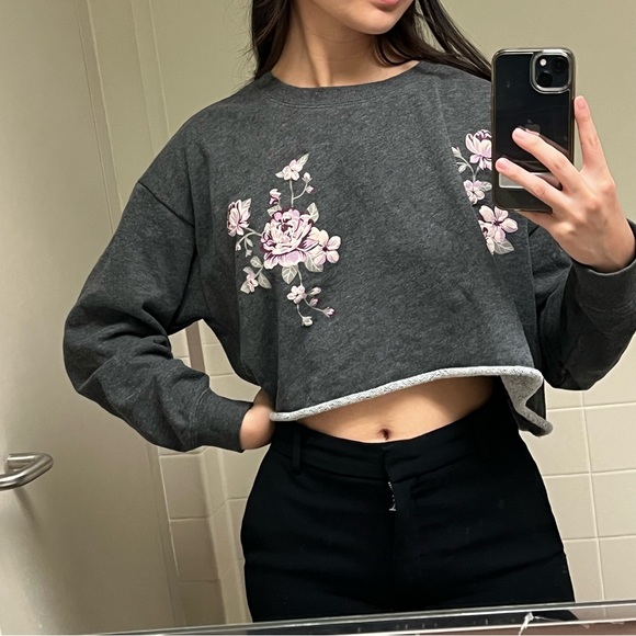 Rose Print Cropped Sweater - Picture 3 of 6
